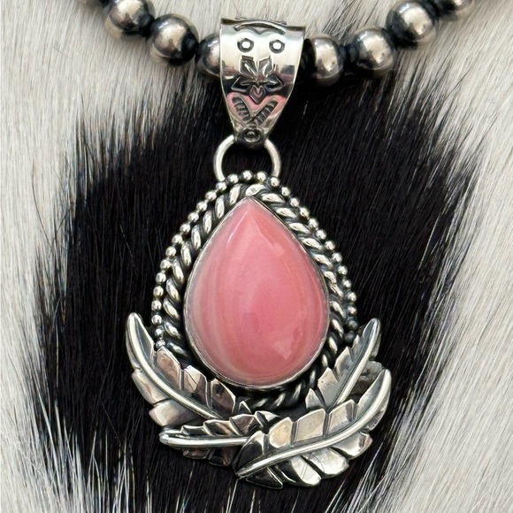 Pink conch southwestern sterling silver pendant - Picture 1 of 4